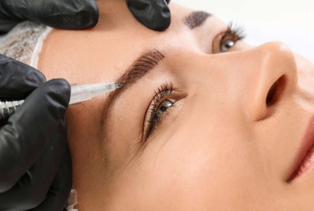 Micropigmentación de cejas y ojo